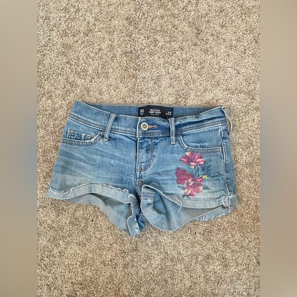 Hollister shorts with cute hibiscus flower - Picture 1 of 2